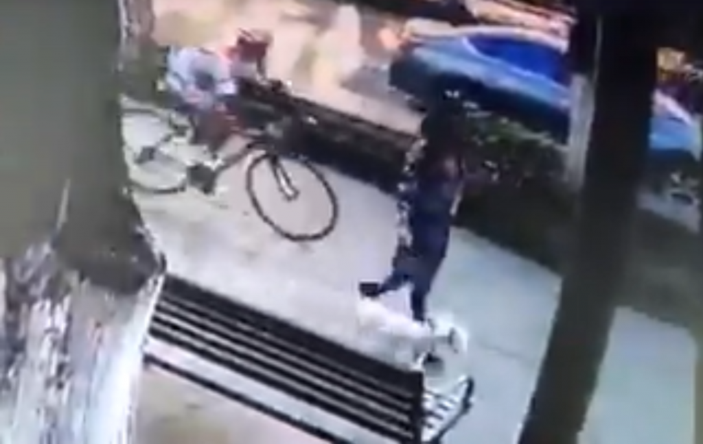 Mujer es acosada por ciclista en Paseo Colón VIDEO