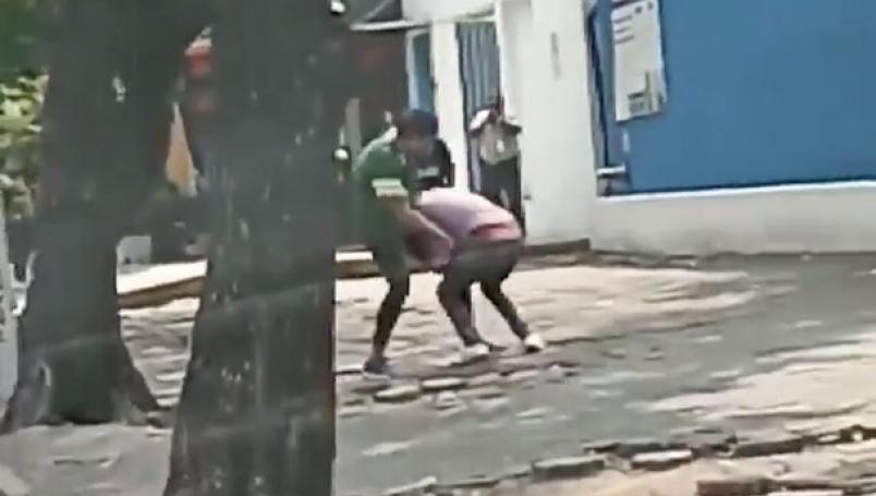 VIDEO || Taxistas protagonizan dura pelea