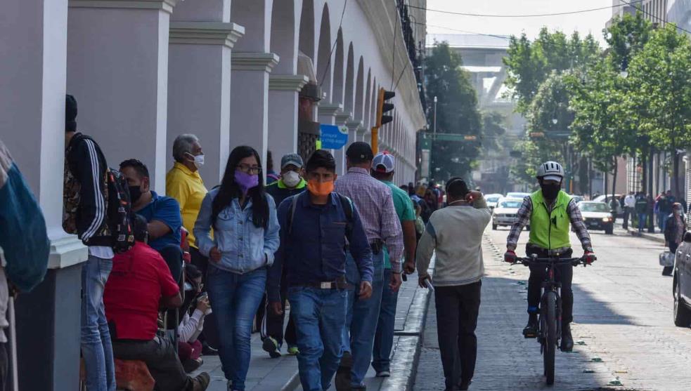 En-el-Edomex-ya-salen-a-las-calles-a-pesar-del-semáforo-en-rojo
