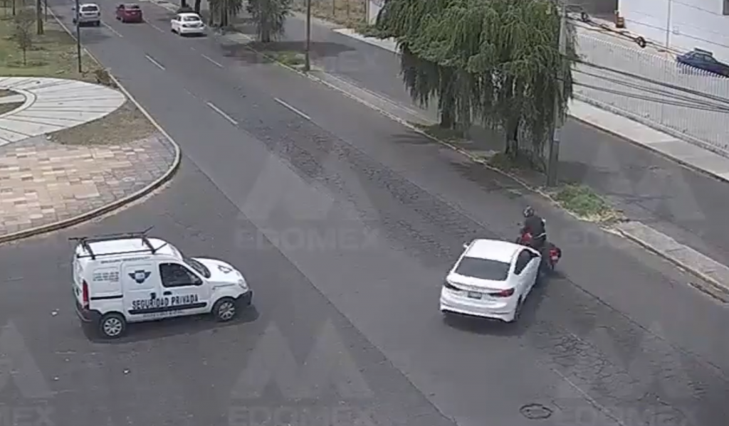 VIDEO auto embiste a motociclista en