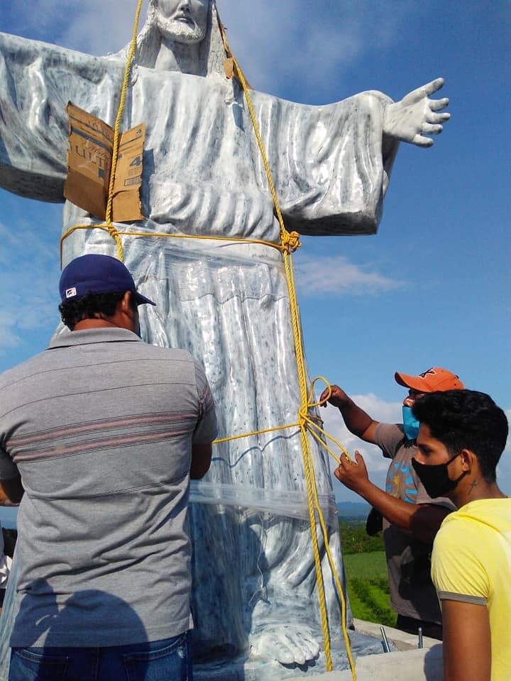 VIDEO-FOTOGALERÍA || Colocan Cristo sobre pirámide prehispánica en Veracruz