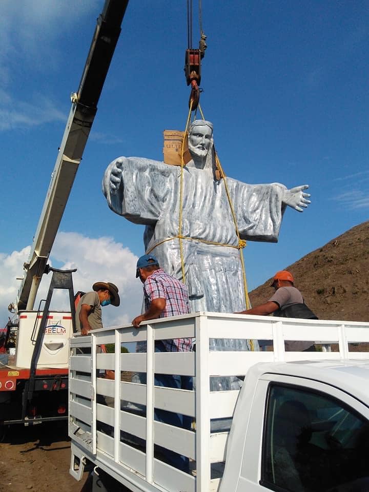 VIDEO-FOTOGALERÍA || Colocan Cristo sobre pirámide prehispánica en Veracruz