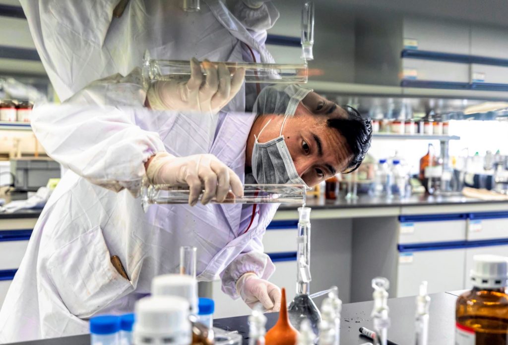 Universidad de Oxford y AstraZeneca anuncian costo de la vacuna contra el Covid-19
