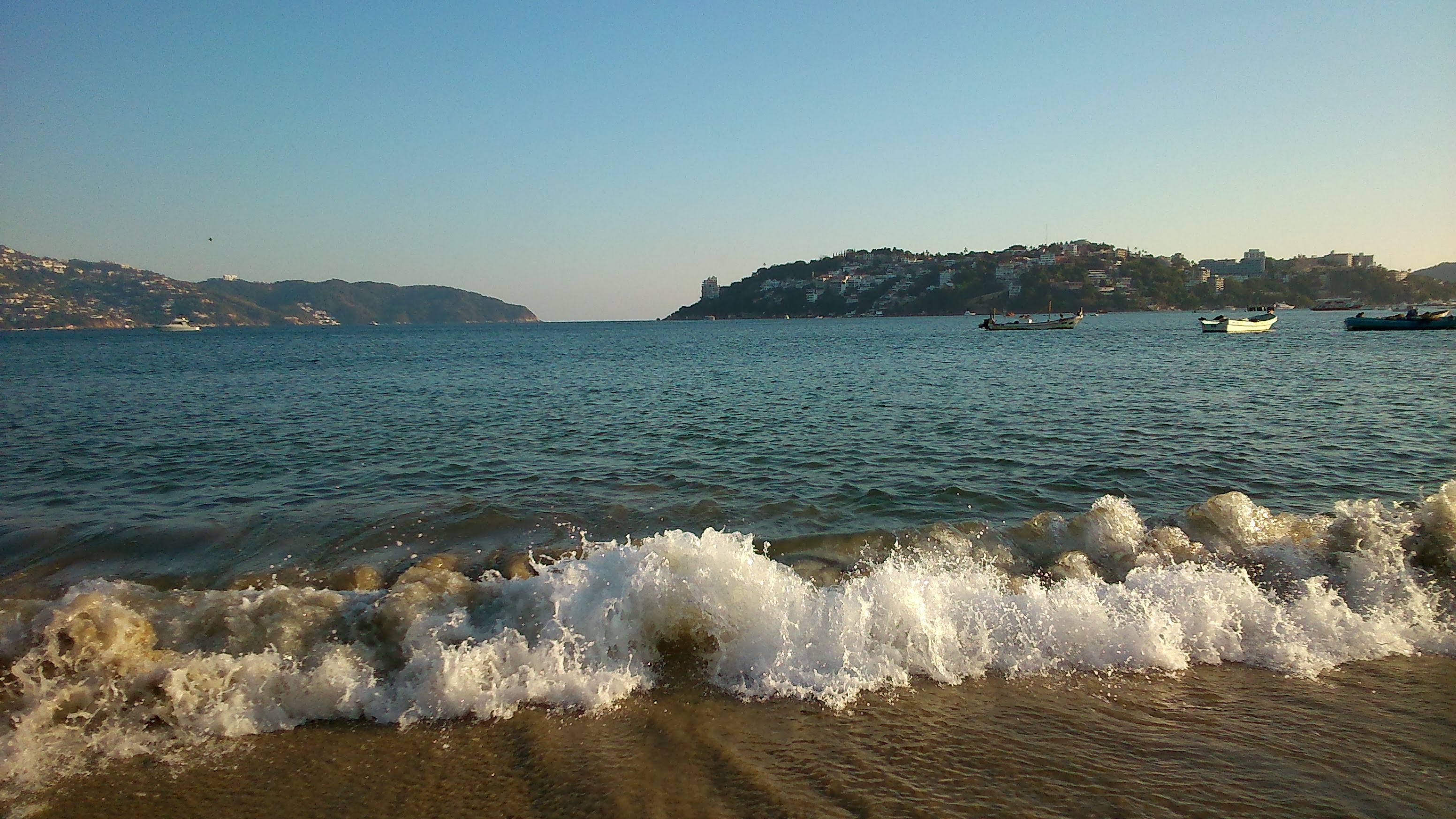 despues-de-tres-meses-reabren-las-playas-de-acapulco2