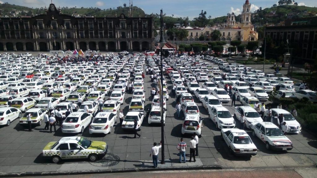 Taxistas y mototaxis se manifiestan en el centro de Toluca