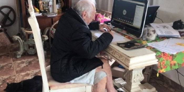 abuelitos-aprovechan-para-tomar-clases-con-sus-nietos2