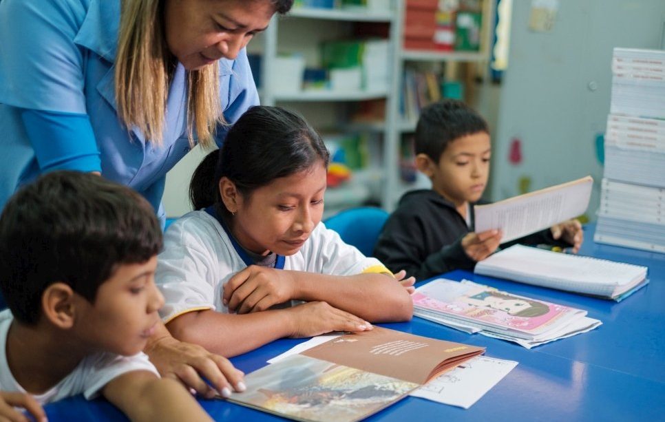 niños recibiendo clases