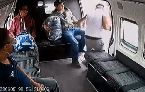 video-hombre-asalta-transporte-publico-y-pasajeros-lo-golpean-en-edomex