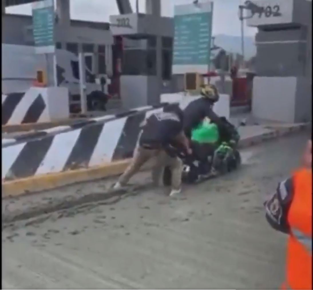 video-por-evadir-el-cobro-de-caseta-quedan-atascados-en-cemento-en-edomex5