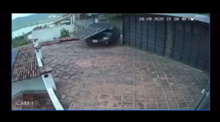 (Video) Automóvil pierde el control y termina en el tejado de una casa en Valle de Bravo