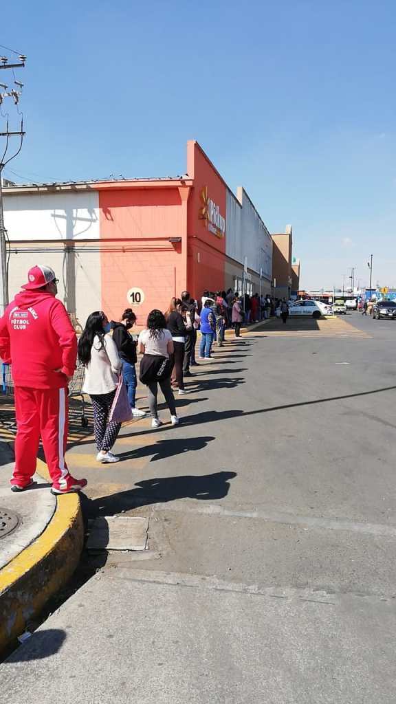 toluca-gente-hace-largas-filas-para-entrar-a-walmart-y-sams-de-alfredo-del-mazo-2-160494