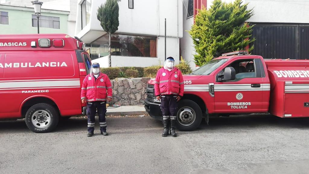 Bomberos y Protección Civil trasladan casos COVID-19 en Toluca