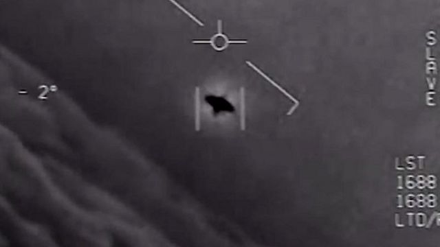 Video ll Captan OVNIs acercándose a un avión en Inglaterra