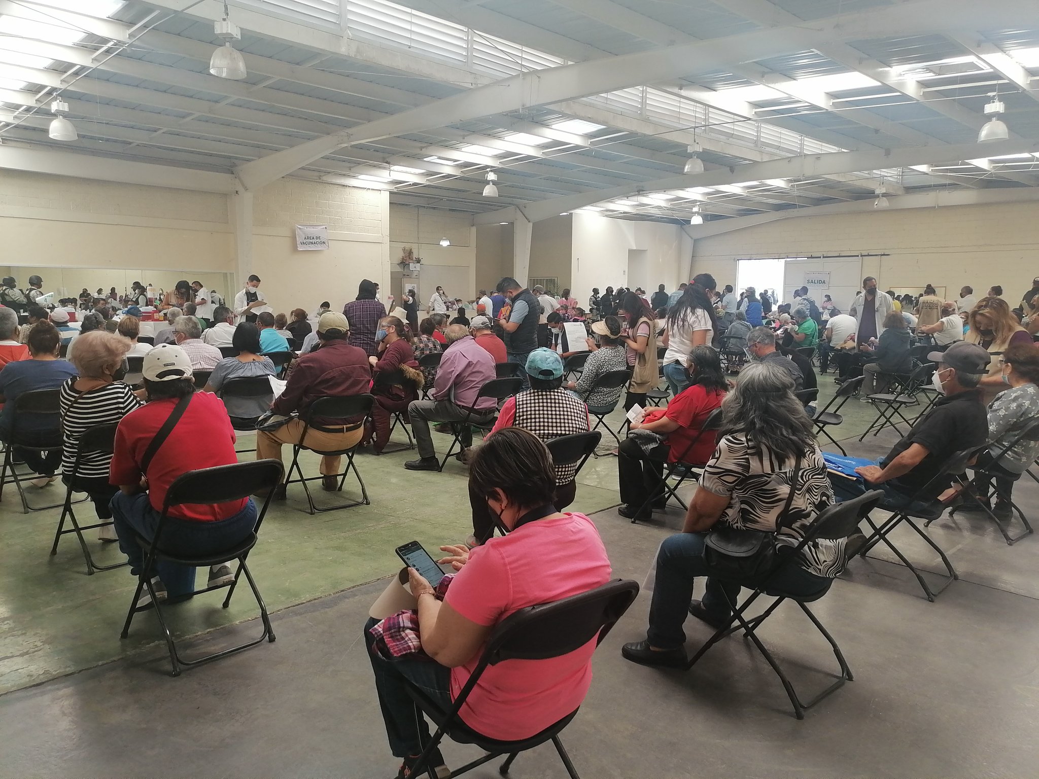 Adultos mayores acudieron al centro cívico Melchor Muzquiz para ser vacunados contra el COVID-19
