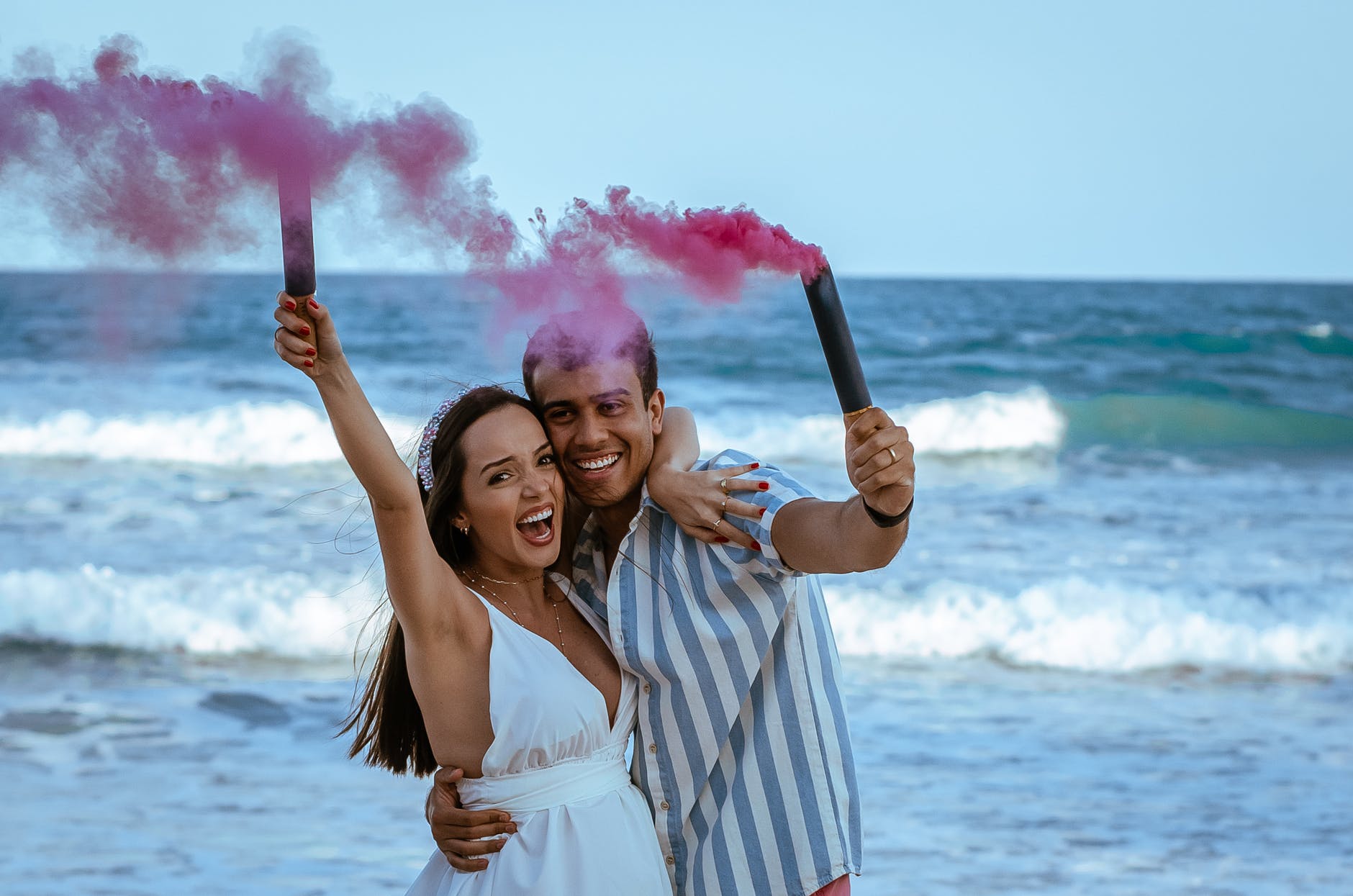 Es más común encontrar videos o imágenes de futuros padres reventando globos, bombas de color o cualquier otra cosa que arroje los colores rosa y azul, confirmando si se trata de un niño o una niña en camino.