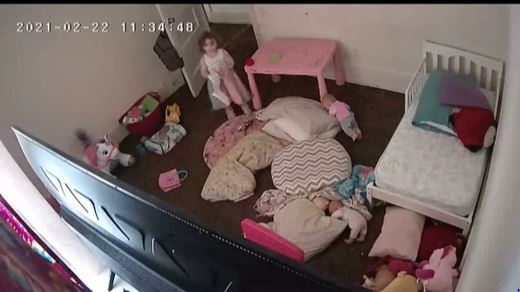 viral-captan-como-fantasma-arrastra-a-una-nina-bajo-la-cama-video-160494V