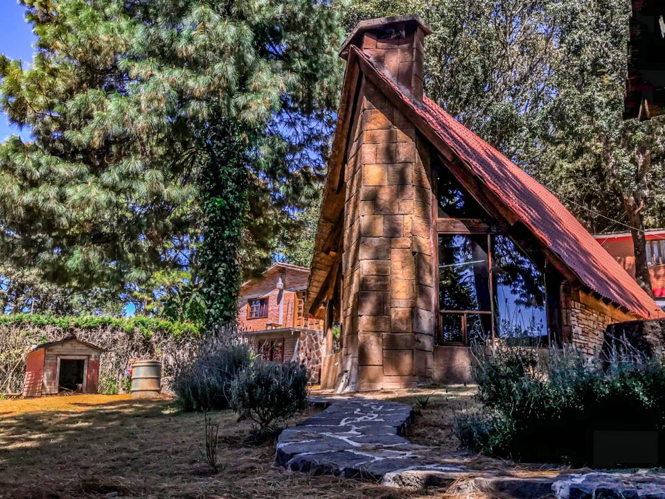Cabañas del Bosque es una opción de alojamiento para que disfrutes el paisaje boscoso de la región