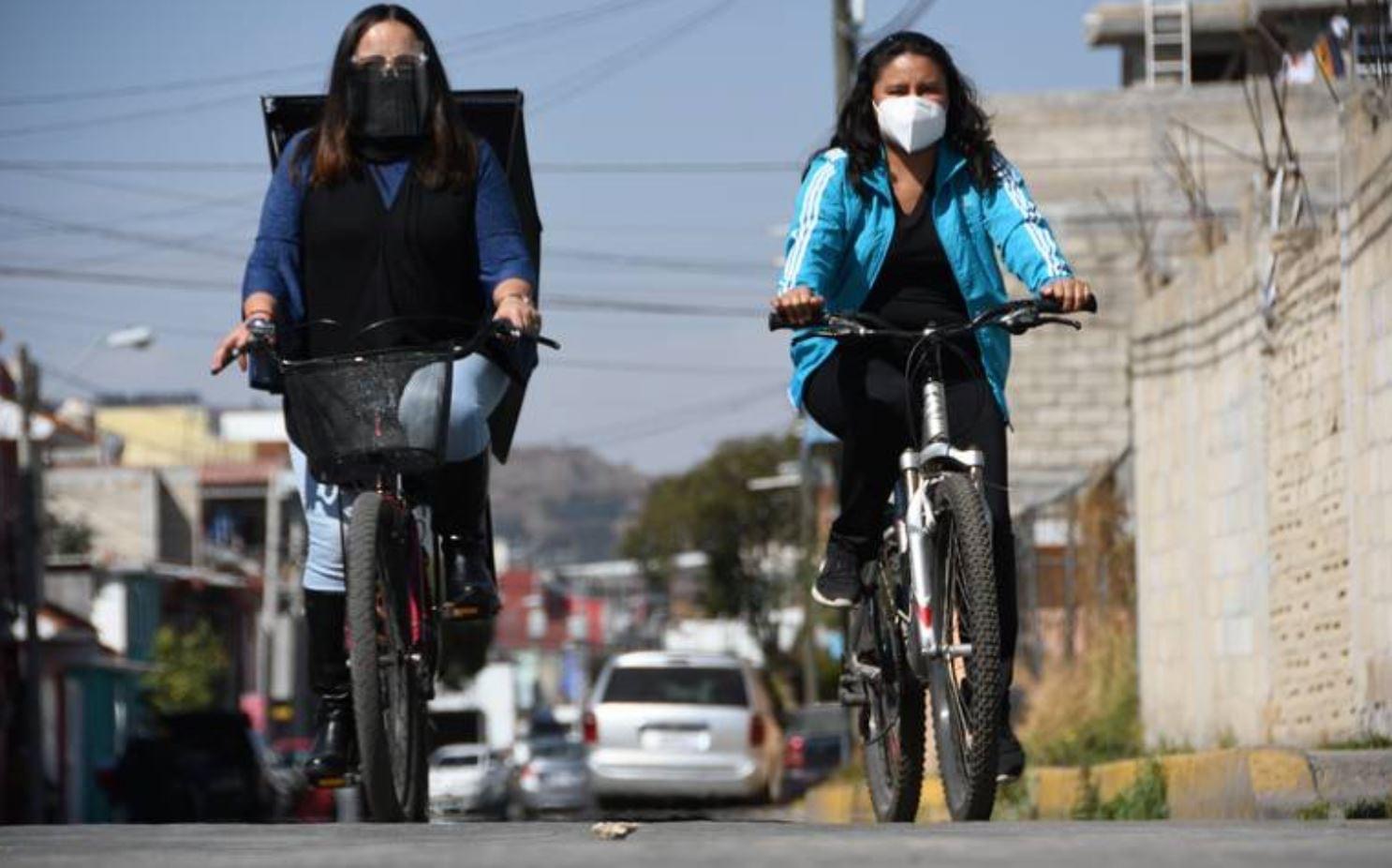Personas realizando ejercicio en la bicicleta