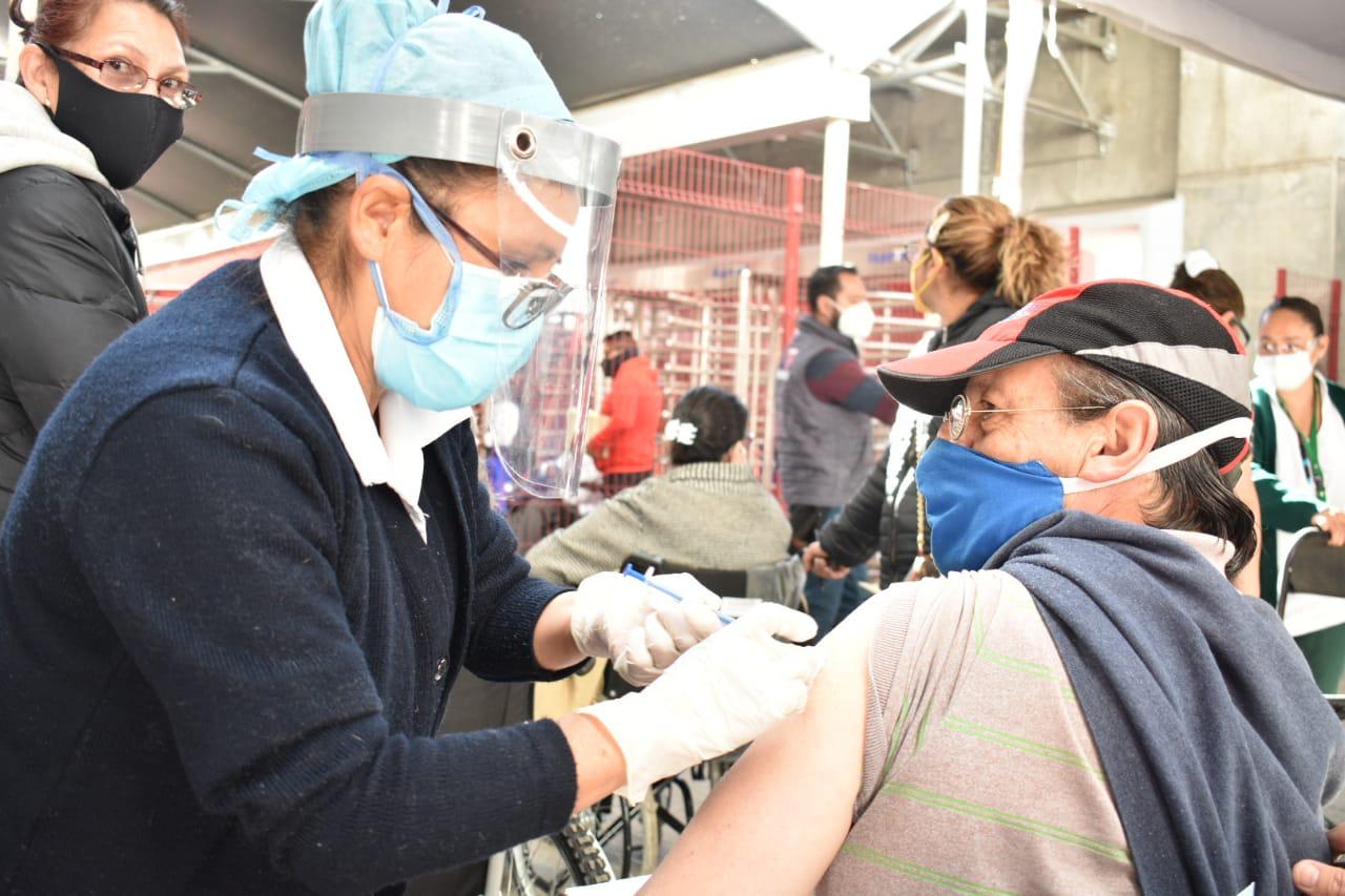 Solamente personas adultas mayores de 60 años con domicilio comprobable en Toluca podrán recibir la vacuna contra el COVID-19 en los 4 módulos habilitados en la capital del estado
