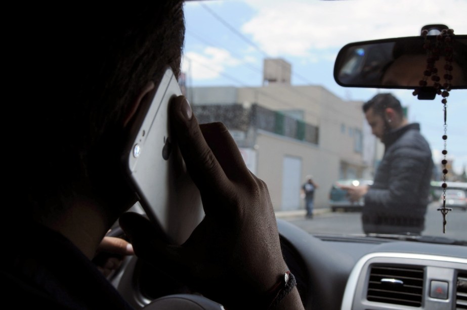 El uso del celular es una de las causas que ocasiona accidentes automovilisticos