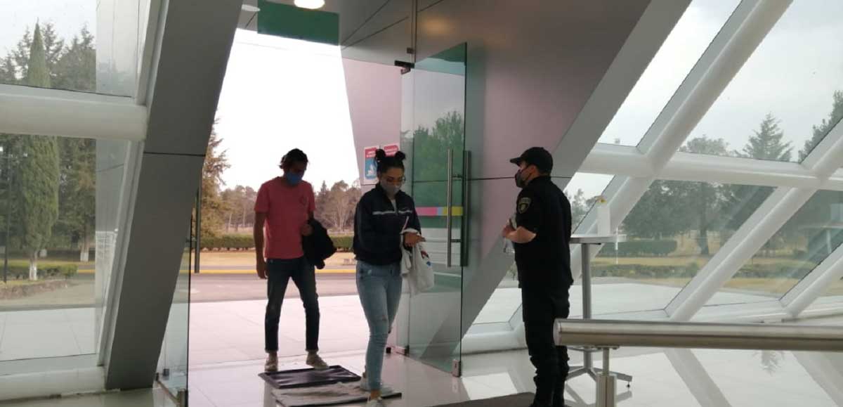 Cineteca mexiquense gente entrando y recibiendo gel antibacterial.
