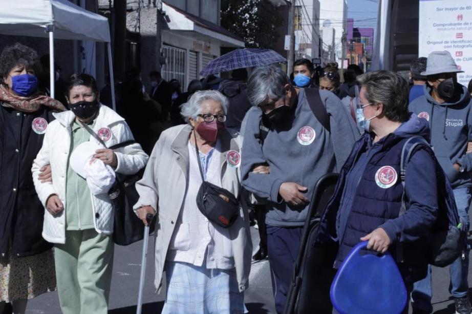 grupo-de-adultos-mallores-vacunados-contra-covid-19