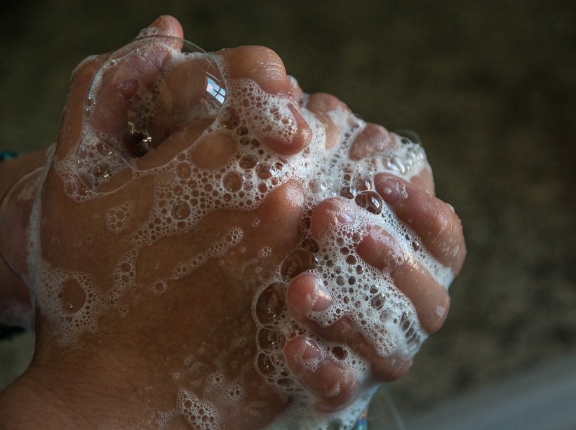 lavar las manos es mejor que usar gel antibacterial