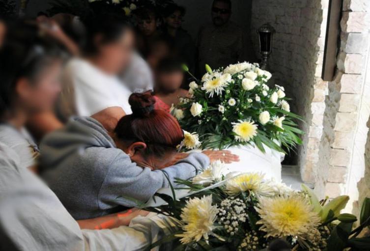 madre-llorando-en-ataud