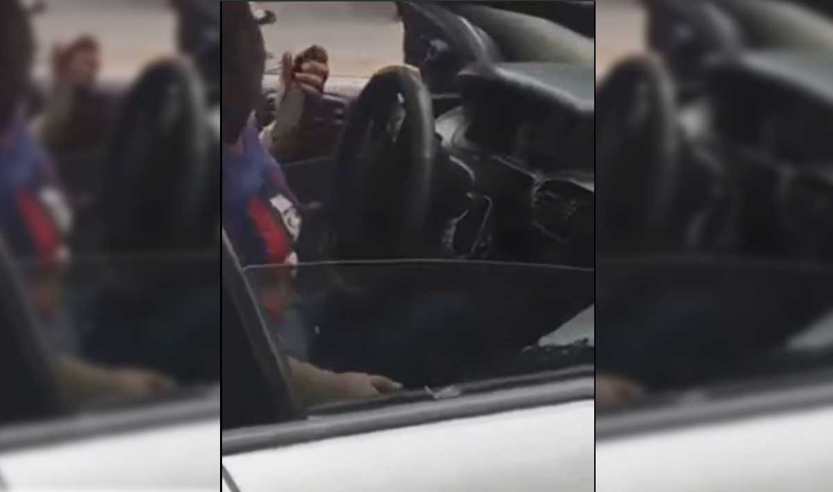 Mujer insulta a ciclista por decirle que no se estacionara en doble fila