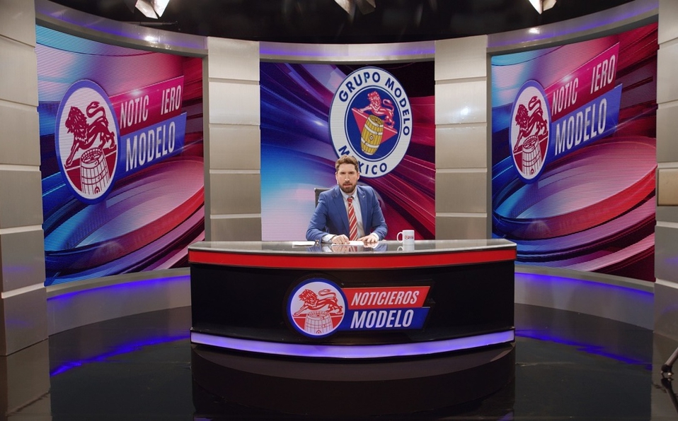 el comediante mexicano Alex Fernández, será el encargado de realizar cápsulas de promociones de cerveza para el noticiero de grupo modelo.