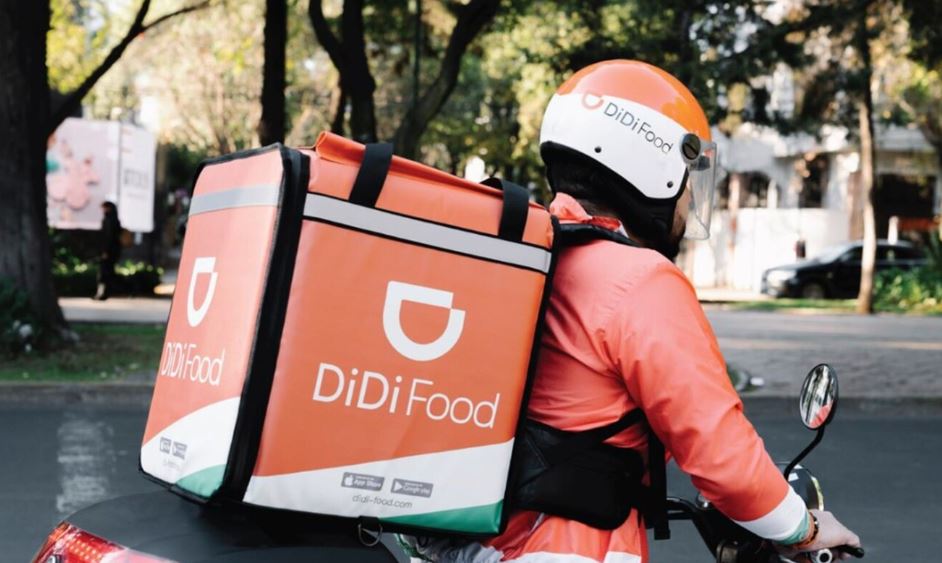 Deberían pagar la gasolina empleada y hasta asumir los costos de servicios de telecomunicaciones que necesita el conductor y repartidor de uber y didi
