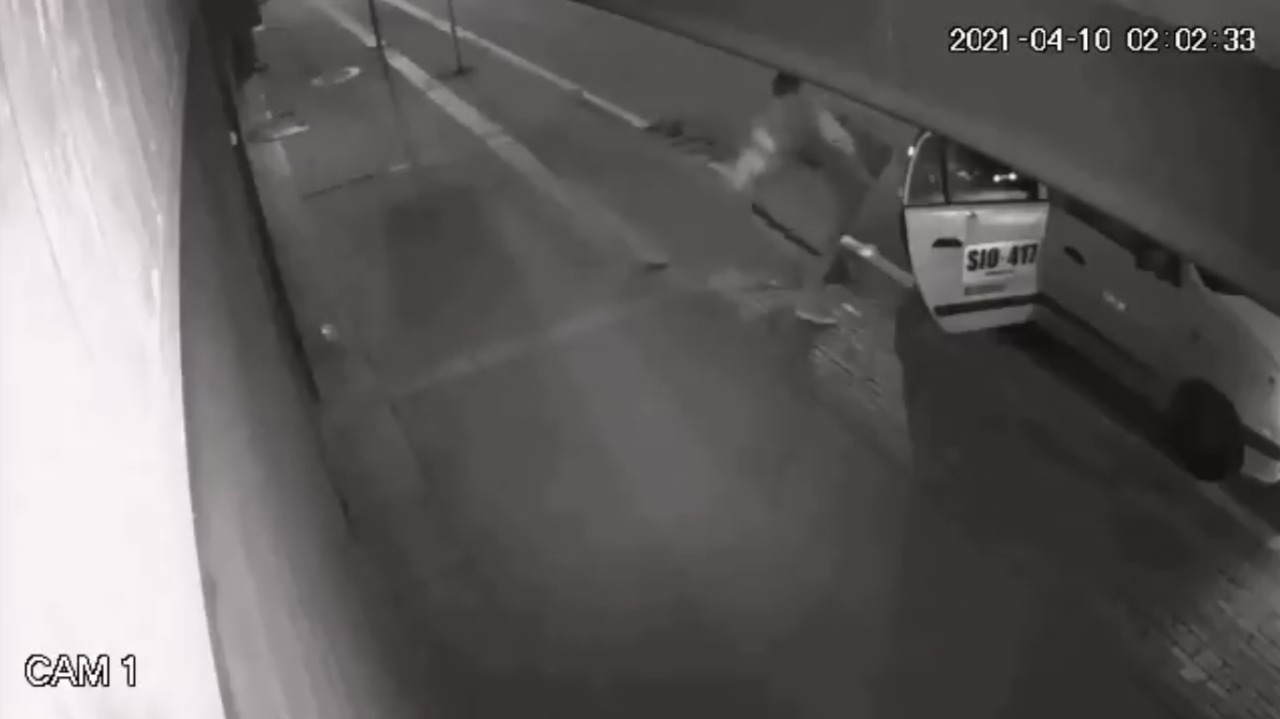 Delincuente se cae