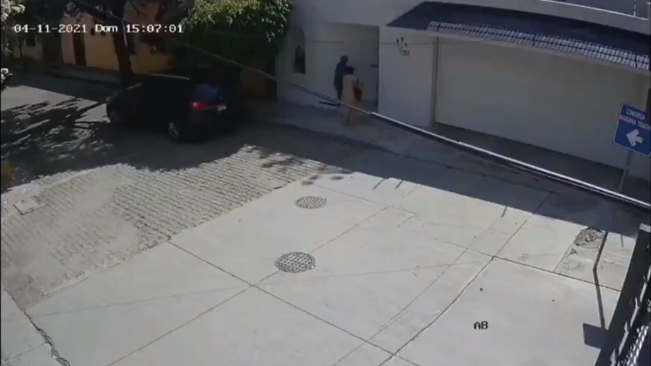 Al entrar a su casa dos ladrones salen