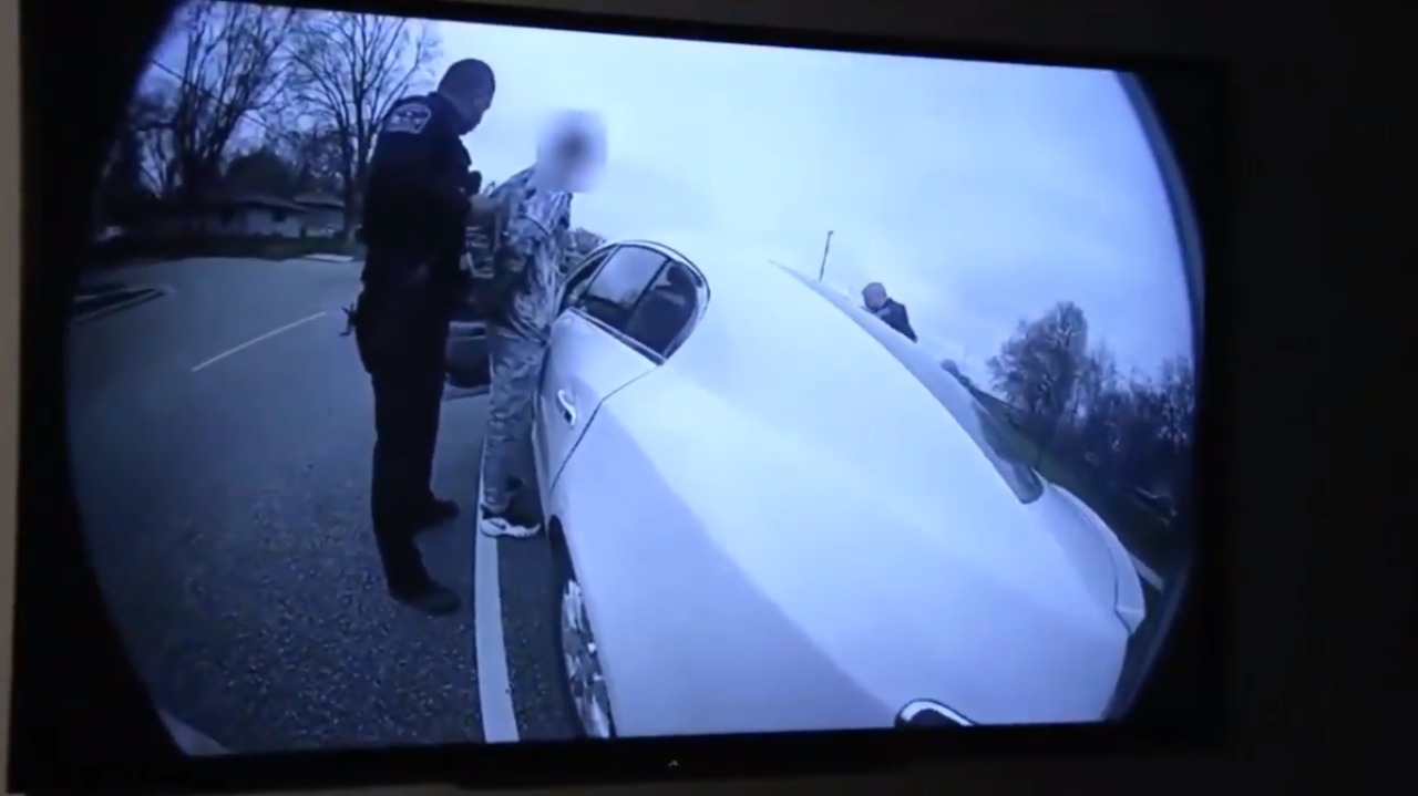 Policía dispara a joven 