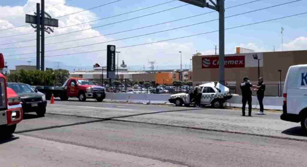 Se registró choque de un taxi contra el muro de contención en lerma a la altura de las plazas outlet