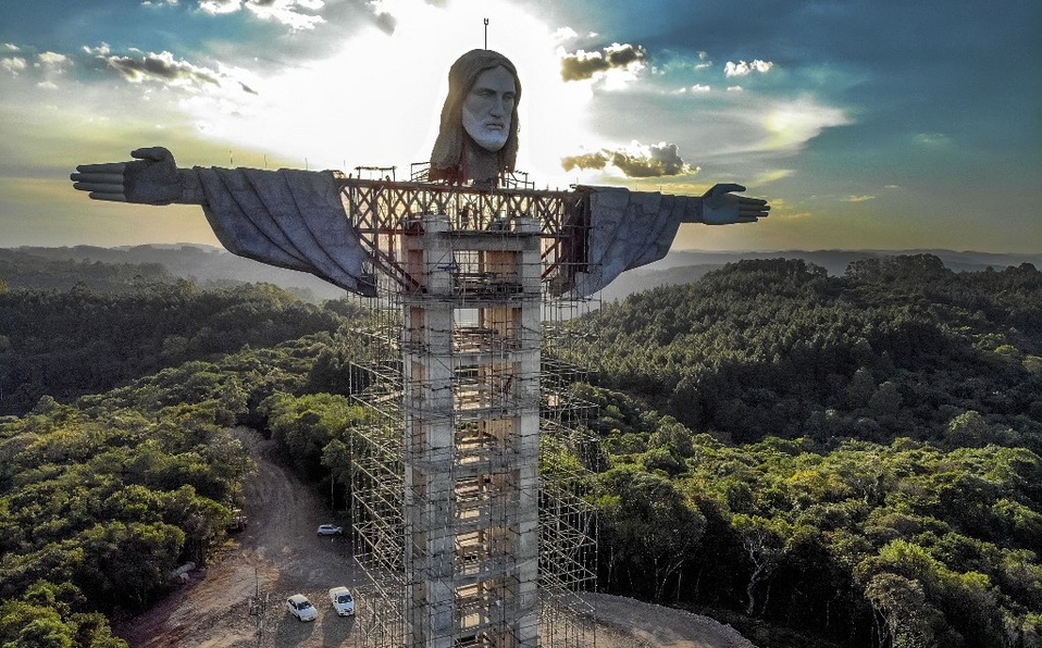Esta es la monumental estatua del Cristo Protector en Brasil