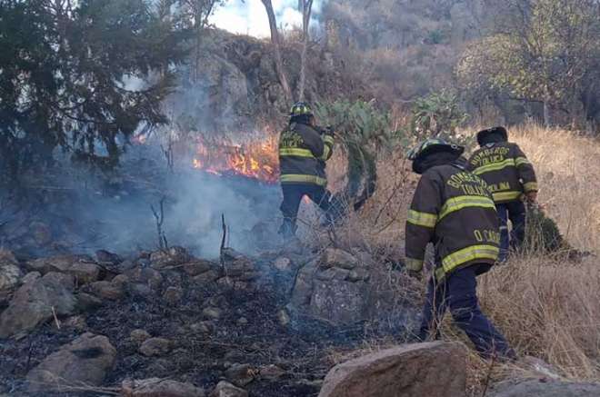 incendio es combatido en el cerro de la teresona