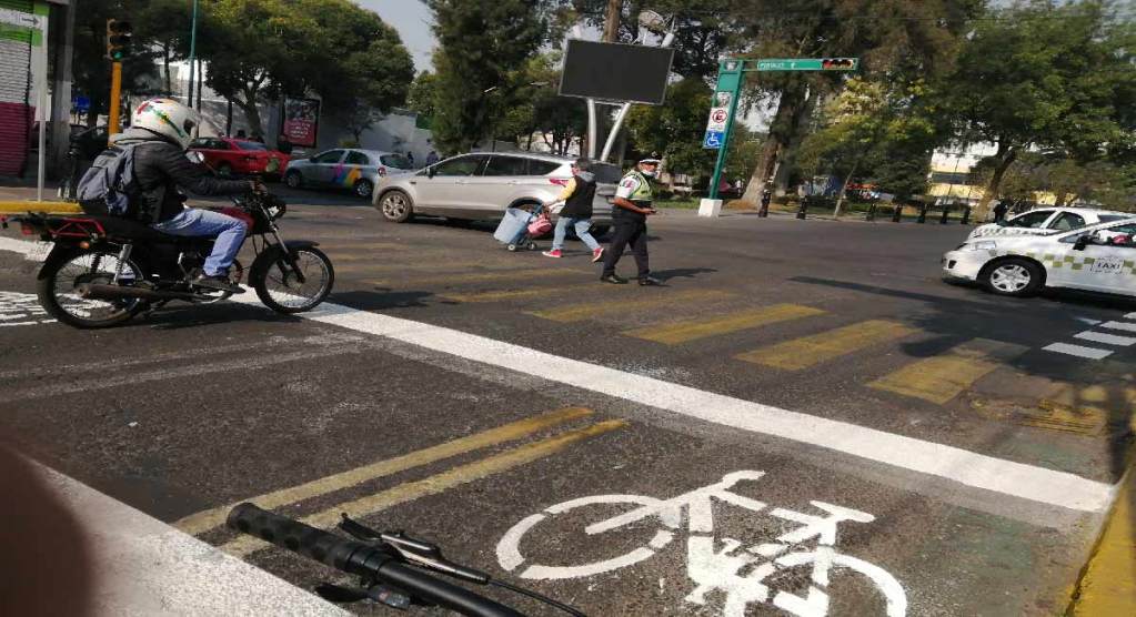 Noticias toluca: pintan parcialmente señalización de ciclovía en avenida hidalgo en la capital del estado de méxico