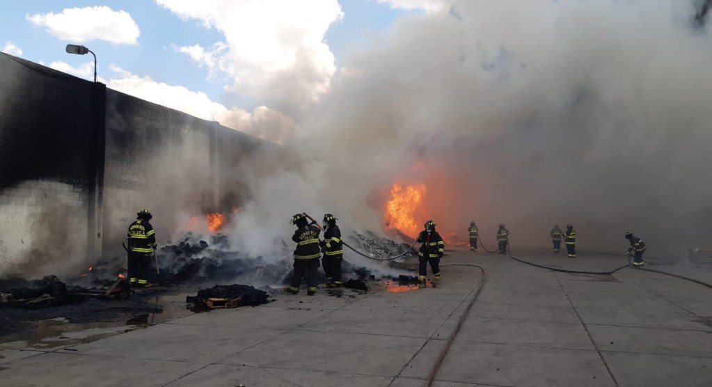 incendio en san pablo autopan, toluca, muy cerca de la carretera toluca palmillas el día de hoy viernes 2 de abril