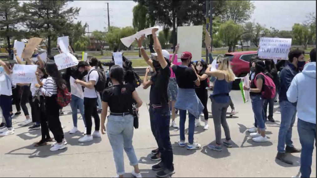 Se manifiestan jovenes en unitec a lo largo del país por incremento en colegiaturas