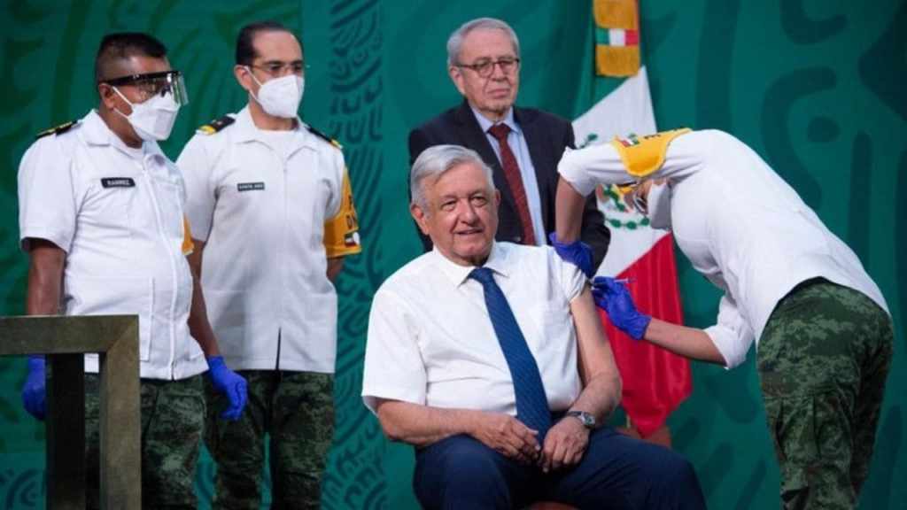 La teniente enfermera Melina Vega fue la encargada de aplicarle la vacuna al presidente AMLO frente a las cámaras de televisión.