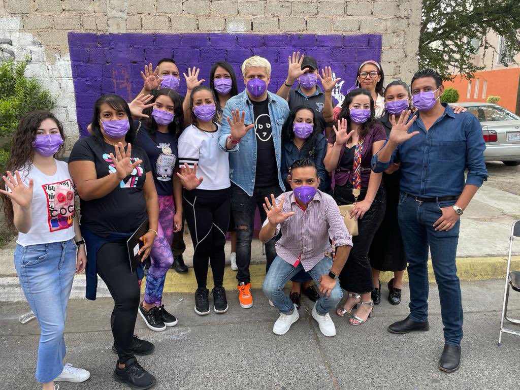 Adolfo Bautista con un grupo de jóvenes 
