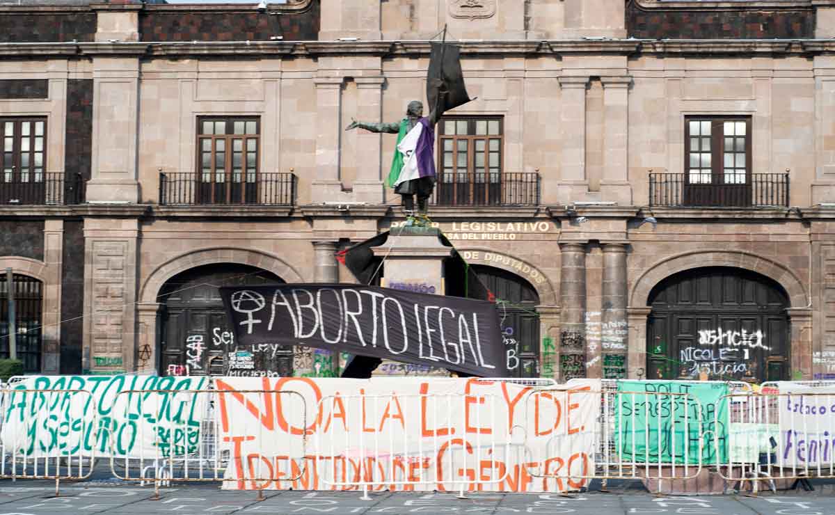 Colectivos feministas tiran sillas de evento político edomex.