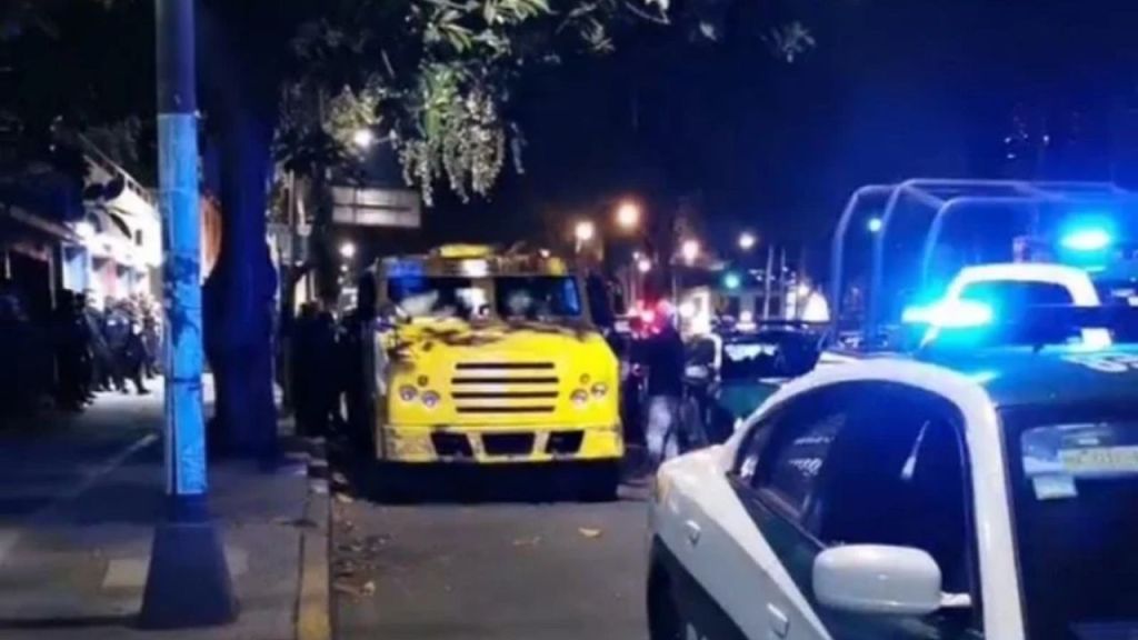 Tres custodios se encontraban en la camioneta de valores marcada con el número 53 recolectando dinero de la gasolinera Líder Gas en la colonia Lindavista.