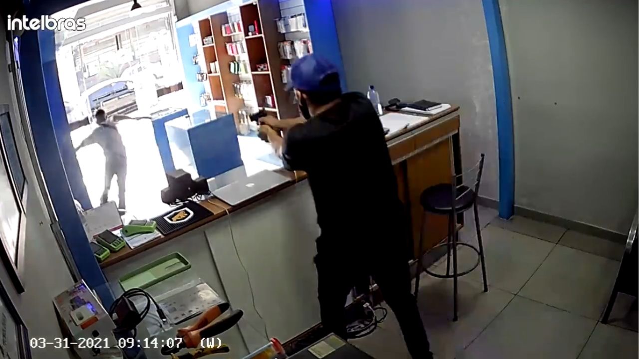 El Dueño de la tienda de celulares también contaba con una pistola, por lo que no dudó en dispararle al delincuente por la espalda.
