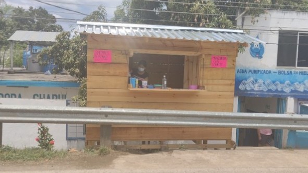 Joven invierte su beca para poner negocio de raspados se vuelve viral.