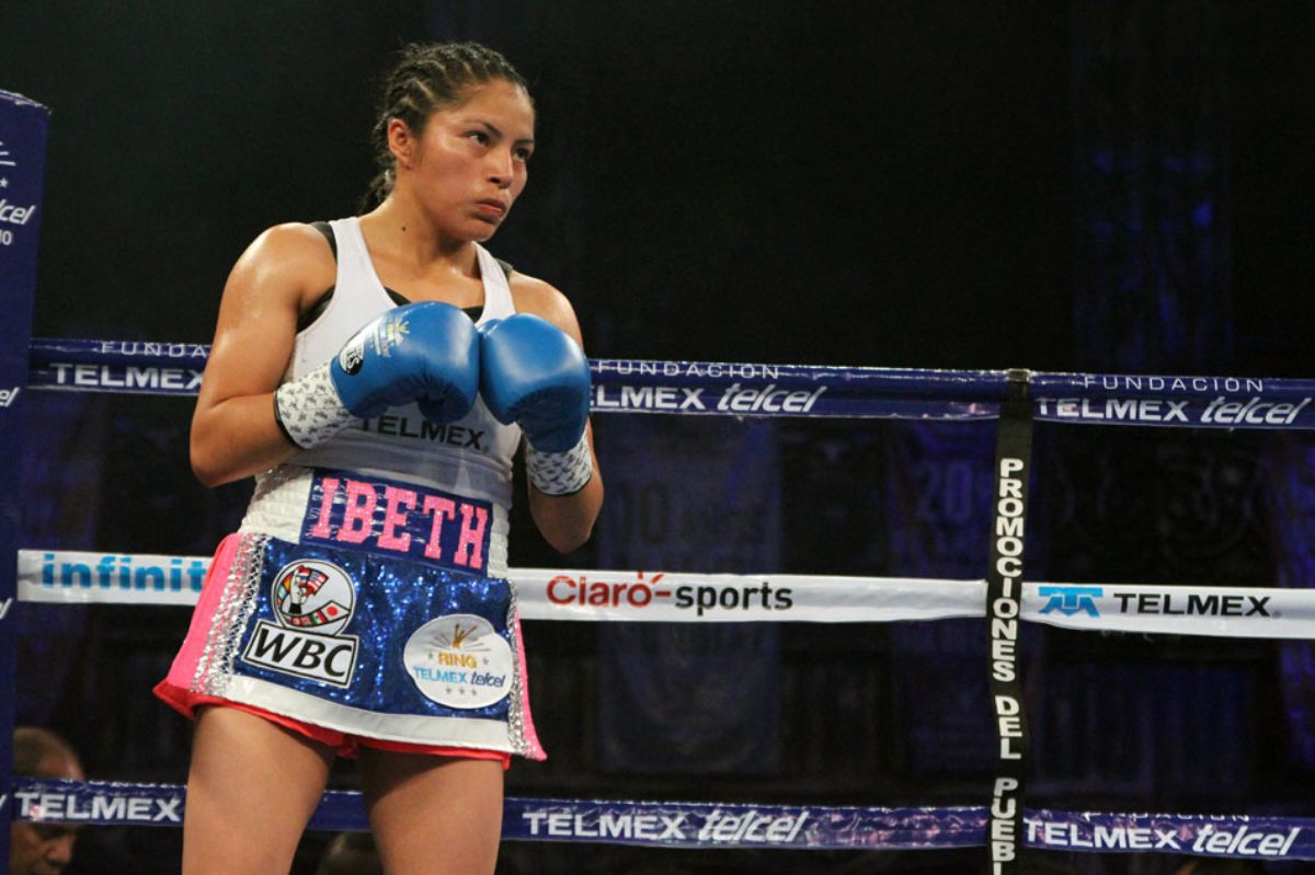 La boxeadora en un combate por el titulo minimosca