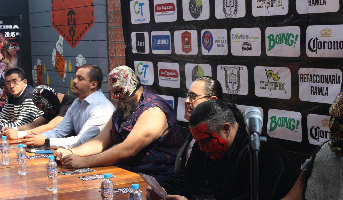 Los luchadores en una convivencia con aficionados de la lucha libre