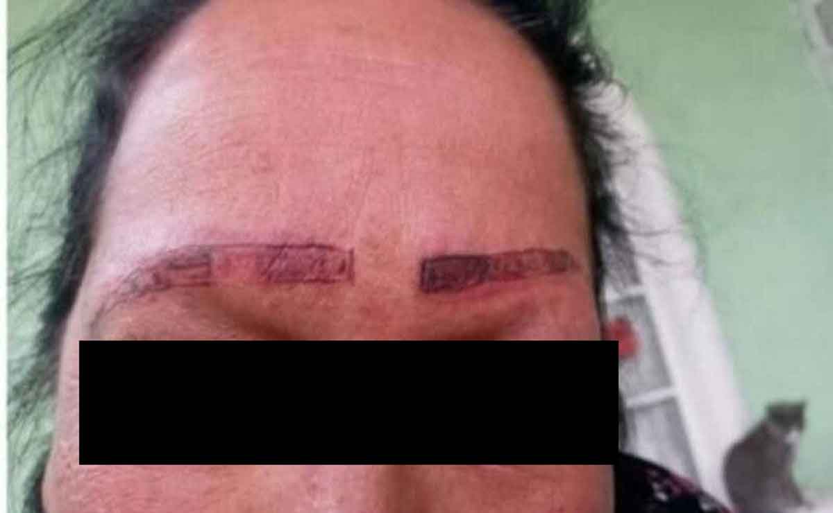 mujer se queda sin cejas por un mal trabajo.