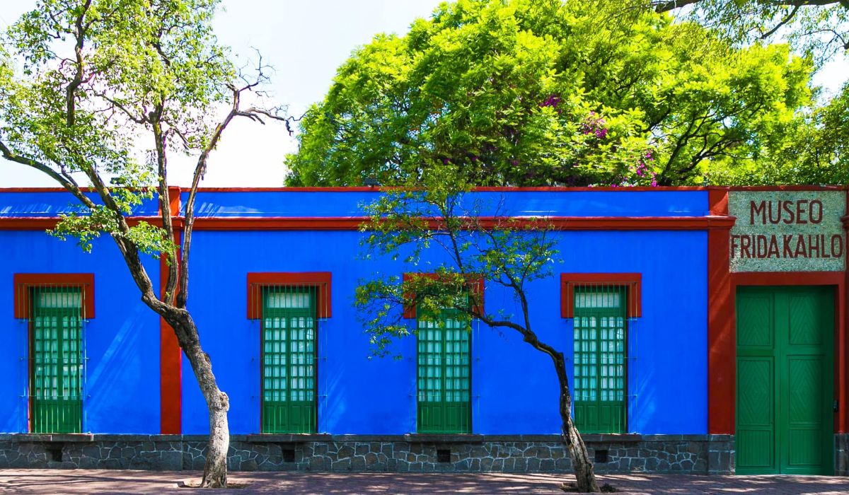 La fachada de este lugar es muy atractivas, el lugar también es conocido como casa azul